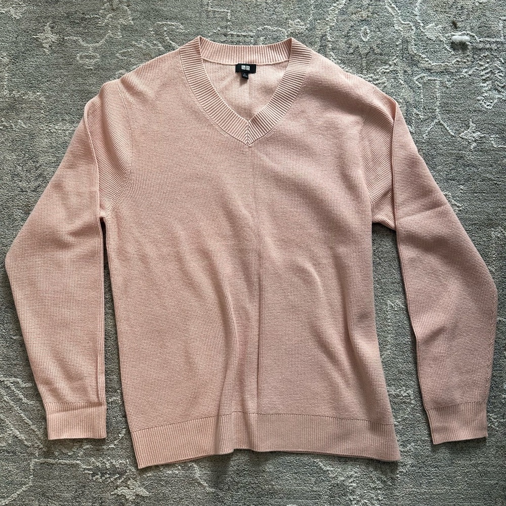Uniqlo Men's V-Neck Sweater in Soft Pink